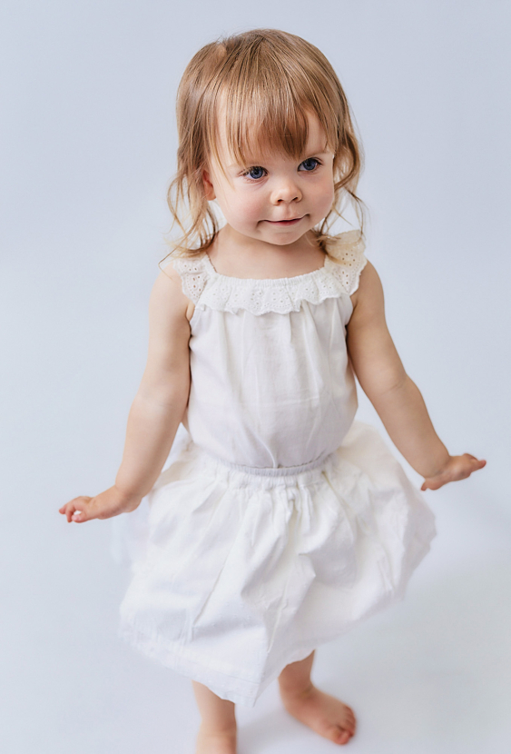 Biała spódniczka dla niemowlaka