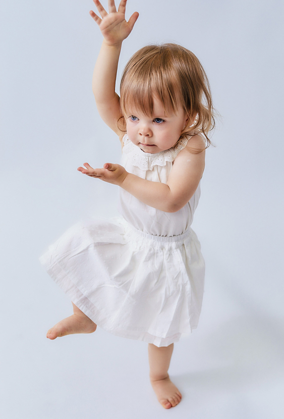 Biała spódniczka dla niemowlaka