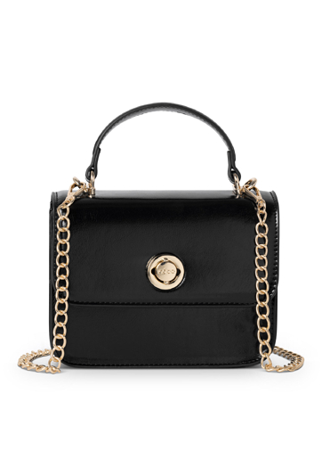 Czarna torebka wieczorowa na złotym łańcuszku.