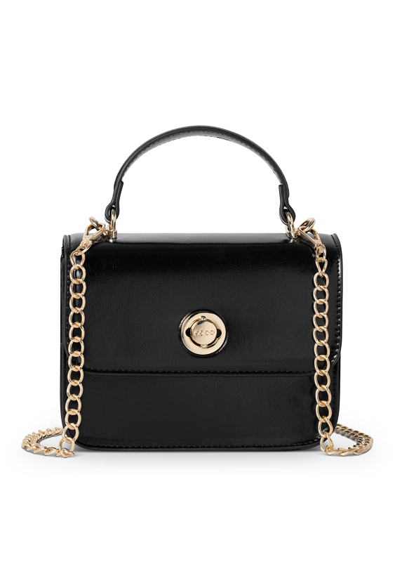 Czarna torebka wieczorowa na złotym łańcuszku.