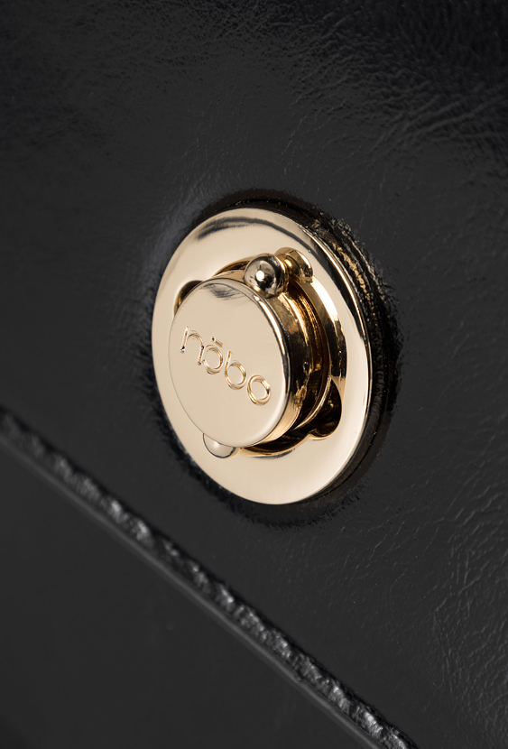 Czarna torebka wieczorowa na złotym łańcuszku.