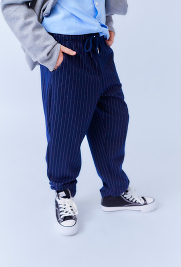 Granatowe spodnie dresowe chłopięce w paski