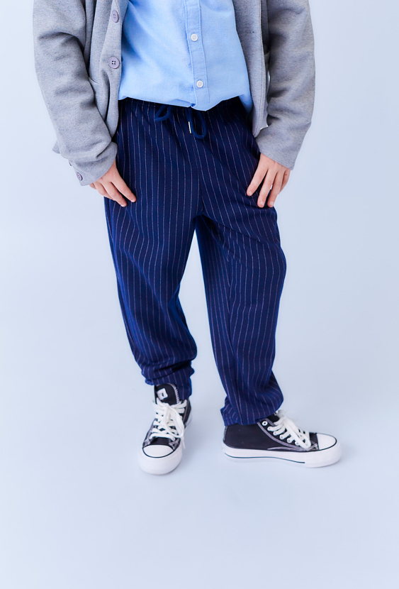 Granatowe spodnie dresowe chłopięce w paski