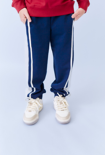 Granatowe spodnie dresowe chłopięce z białymi lampasami