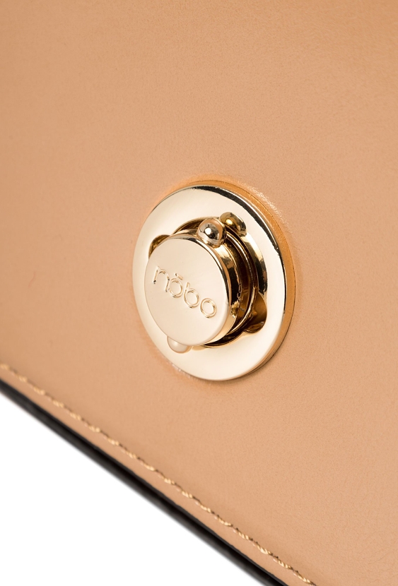 Beżowa klasyczna listonoszka z klapką i złotym zapięciem.