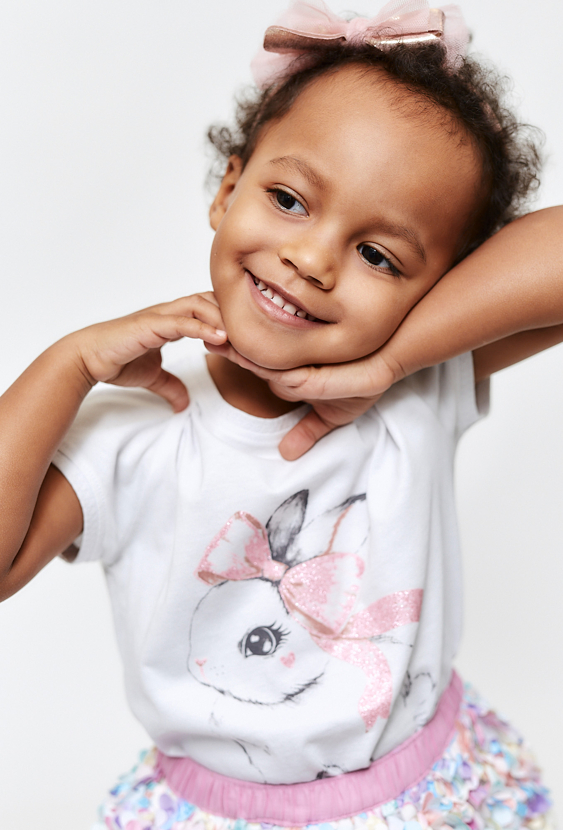 Bawełniany t-shirt dziewczęcy - biały z króliczkiem