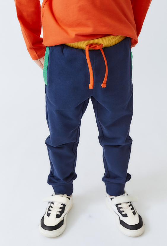 Granatowe spodnie dresowe dziecięce Slim z kolorowymi wstawkami.