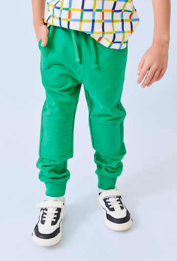 Zielone spodnie dresowe chłopięce – wzmocnione kolana.