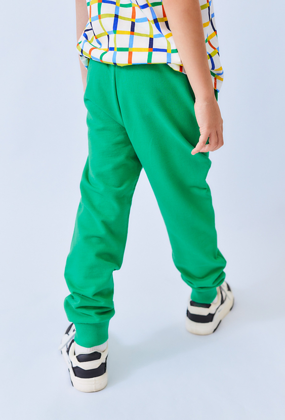 Zielone spodnie dresowe chłopięce – wzmocnione kolana.