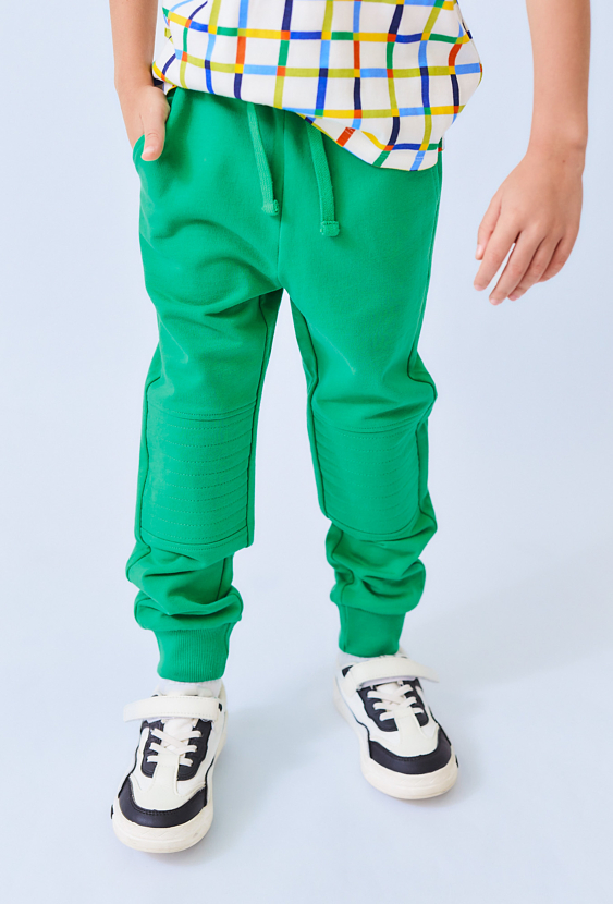 Zielone spodnie dresowe chłopięce – wzmocnione kolana.
