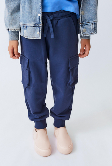 Granatowe spodnie dresowe dziecięce cargo z kieszeniami.