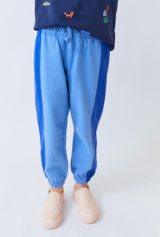 Niebieskie spodnie dresowe dziecięce w dwóch odcieniach.