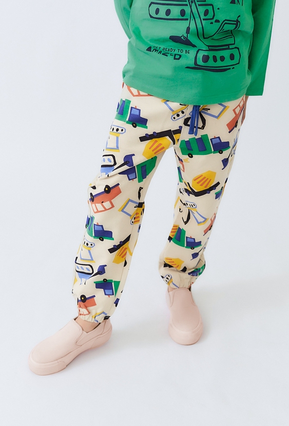 Ecru spodnie dresowe dziecięce z motywem autek.