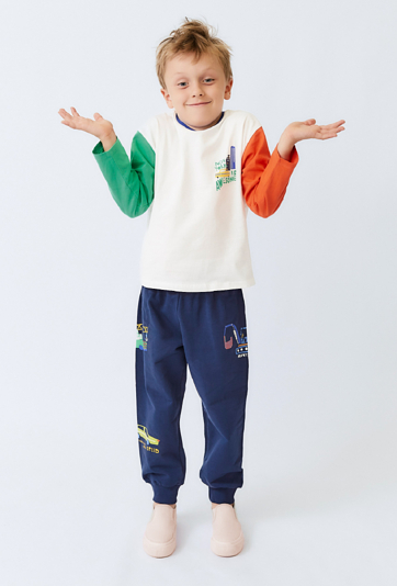 Granatowe spodnie dresowe dziecięce z nadrukiem aut.