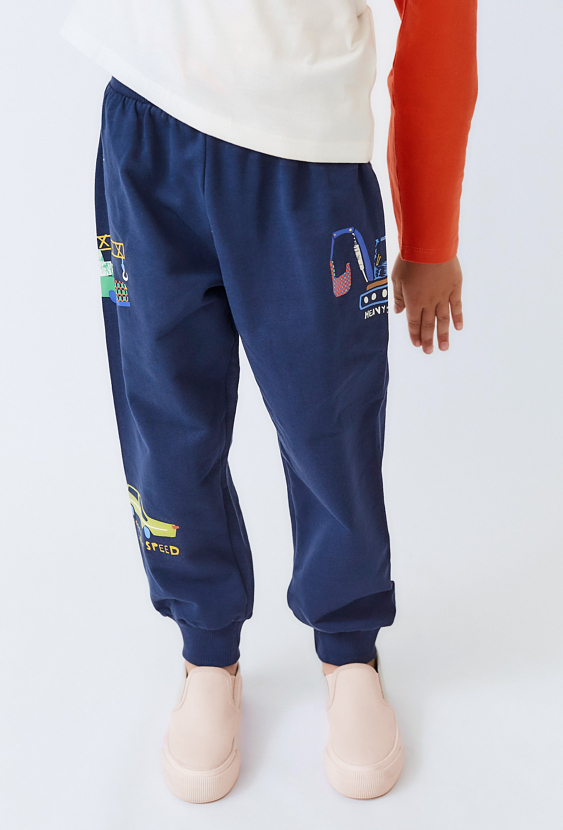 Granatowe spodnie dresowe dziecięce z nadrukiem aut.