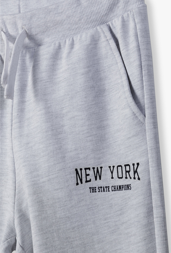 Spodnie dresowe dla chłopca – z nadrukiem „New York”