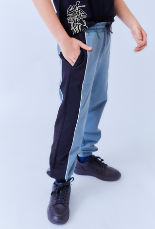 Szare spodnie dresowe chłopięce z czarnymi lampasami