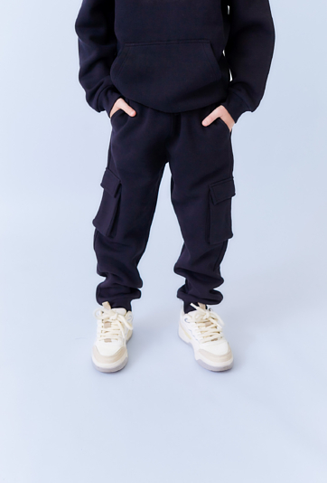 Czarne spodnie dresowe chłopięce cargo, cieplejszy model
