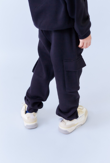 Czarne spodnie dresowe chłopięce cargo, cieplejszy model