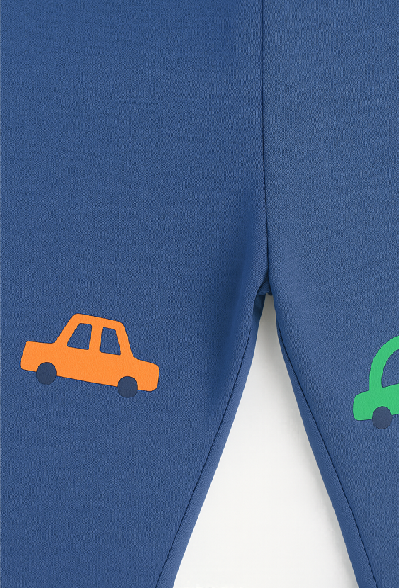 Spodnie dresowe chłopięce – nadruk autek na kolanach.