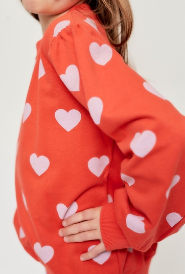 Czerwona bluza dresowa w serduszka