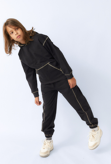 Chłopięce spodnie dresowe z przeszyciami – czarne