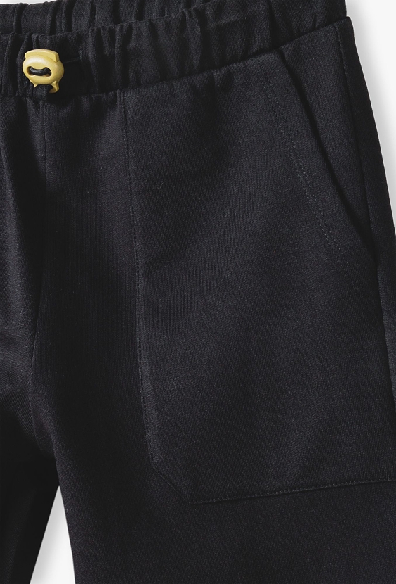 Czarne proste spodnie dresowe dla chłopca