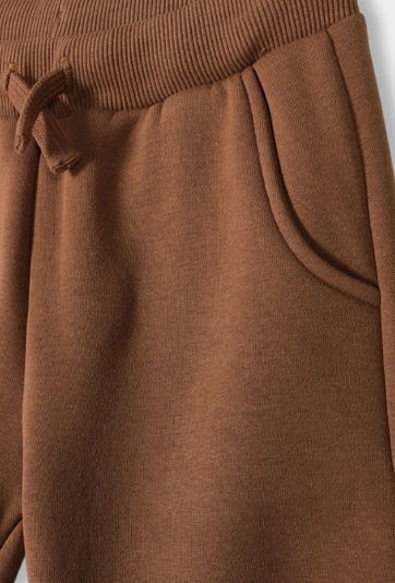 Spodnie dresowe chłopięce brązowe - Powerful #Family