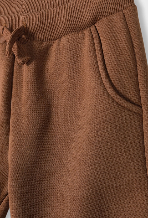 Spodnie dresowe chłopięce brązowe - Powerful #Family