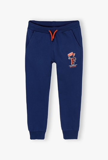 Granatowe spodnie dresowe regular dla chłopca z nadrukiem