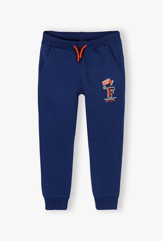 Granatowe spodnie dresowe regular dla chłopca z nadrukiem
