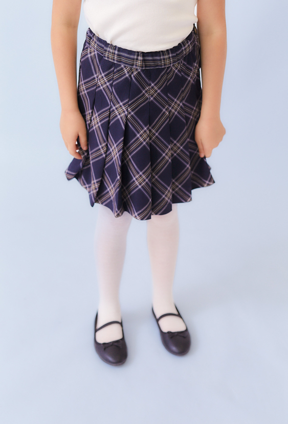 Granatowa krótka spódnica dziewczęca w kratę.