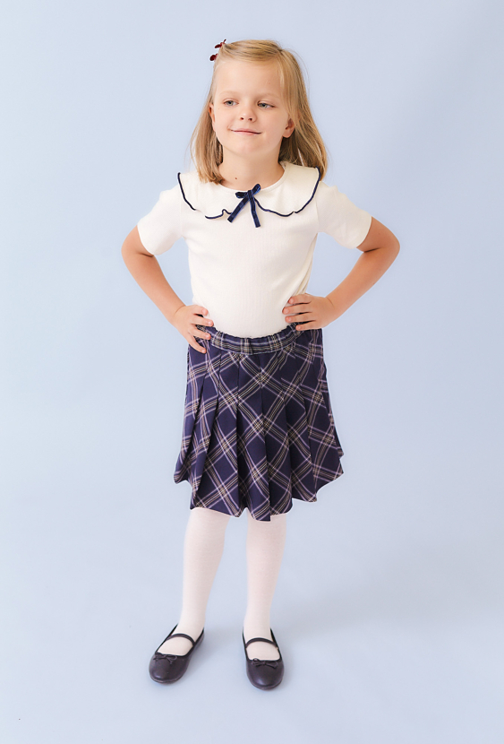Granatowa krótka spódnica dziewczęca w kratę.
