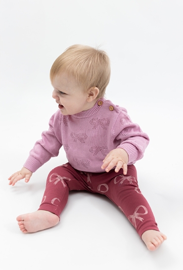 Różowy sweterek dla niemowlaka