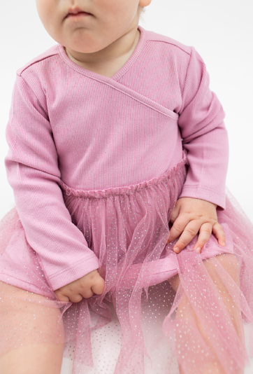 Sukienka z długim rękawem i tiulowym dołem