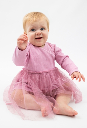 Sukienka z długim rękawem i tiulowym dołem