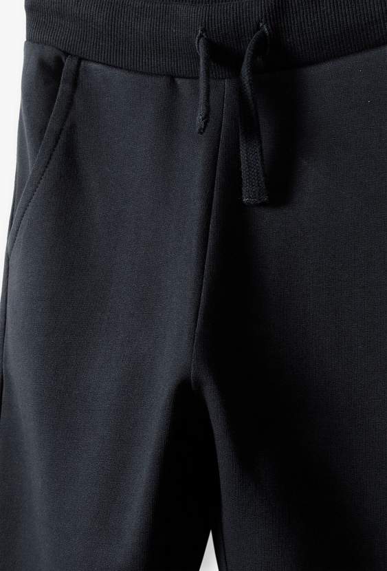 Czarne dzianinowe spodnie dresowe dla chłopca - New generation