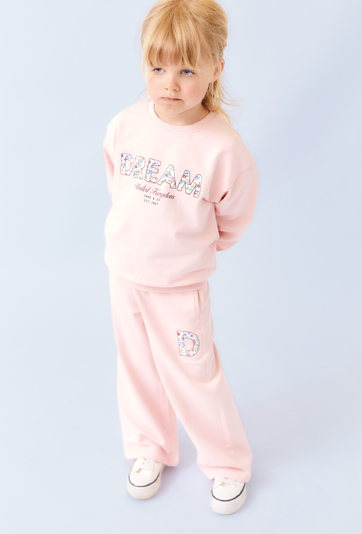 Różowe spodnie dresowe dziewczęce wide leg z aplikacją „D”