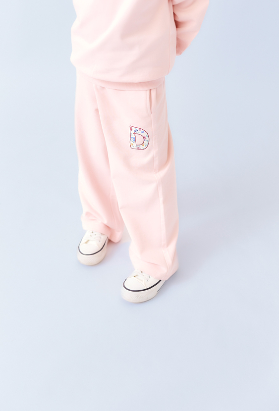 Różowe spodnie dresowe dziewczęce wide leg z aplikacją „D”