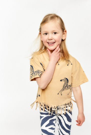 T-shirt dziewczęcy w zebry - beżowy z frędzlami