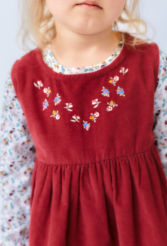 Czerwona sukienka sztruksowa z haftem