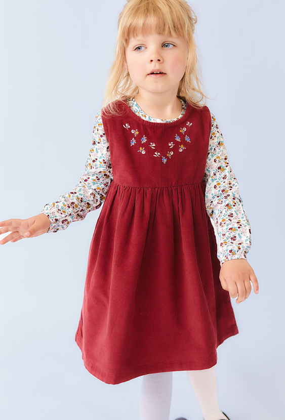 Czerwona sukienka sztruksowa z haftem