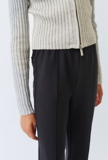 Czarne spodnie flare dziewczęce – cieplejszy model.