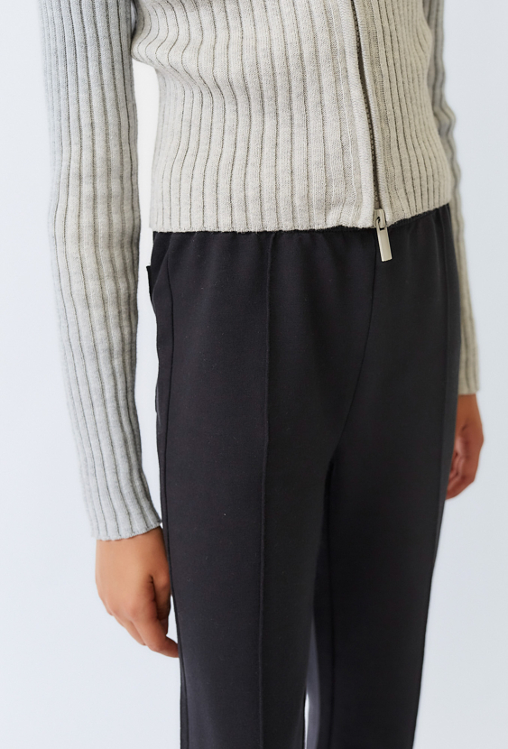 Czarne spodnie flare dziewczęce – cieplejszy model.