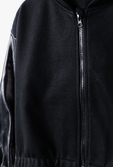 Czarna krótka bluza dziewczęca z kapturem