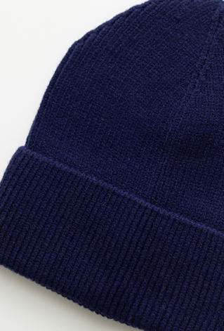 Cienka granatowa czapka dziecięca z wiskozy.