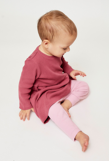 Prążkowana sukienka z długim rękawem