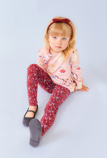 Czerwone legginsy dziewczęce z kwiatowym nadrukiem.