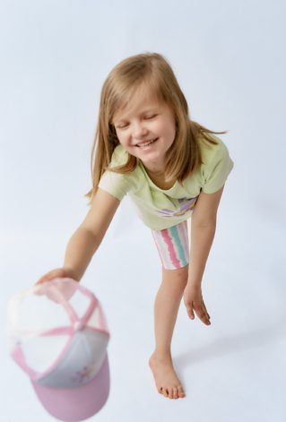 Różowa czapka z daszkiem dla dziewczynki