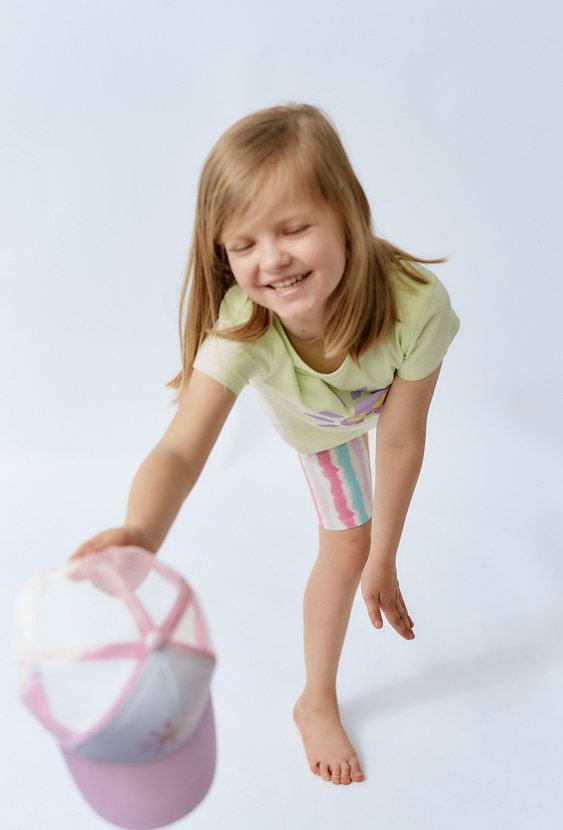 Różowa czapka z daszkiem dla dziewczynki